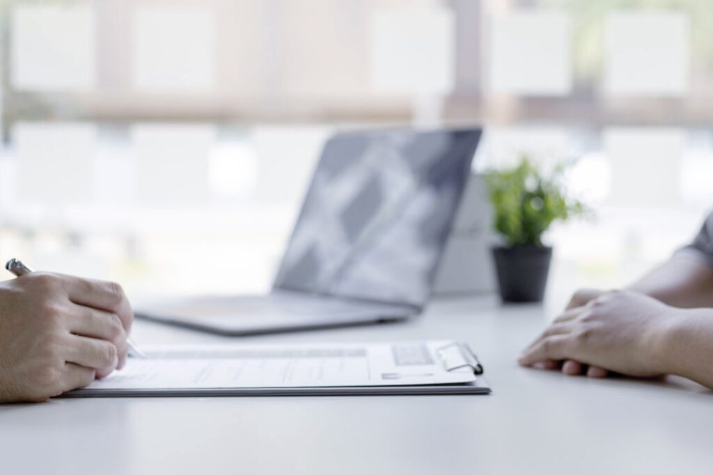 ufficio con due persone che si confrontano per una consulenza aziendale